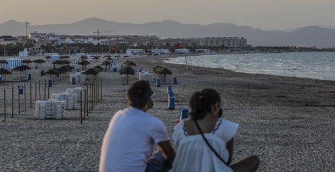 Balears y Canarias no aplicarán la norma que obliga a llevar mascarilla pese a mantener la distancia social