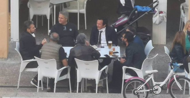 El alcalde de Cádiz se disculpa por "el descuido" de estar en una mesa de un bar con otras seis personas