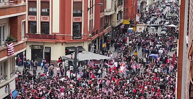 Miles de aficionados del Athletic se concentran en una calle de Bilbao y provocan incidentes con la Ertzaintza