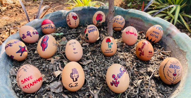 Los manifestantes utilizan huevos de Pascua para reclamar la democracia en Myanmar