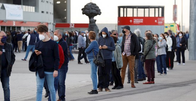 Las enfermeras, contra el plan de vacunación de Ayuso: menos Zendal y más en centros de atención primaria