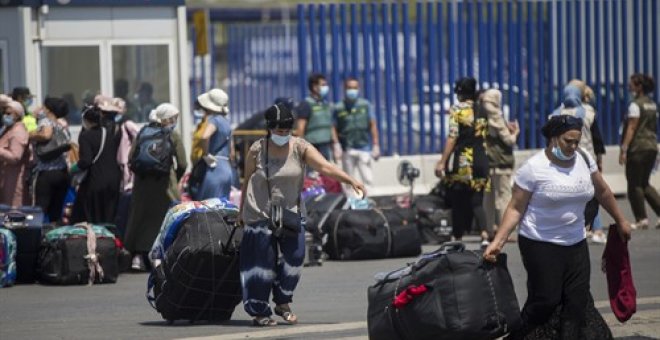 Más de 1.100 jornaleras de la fresa se quedan sin trabajo tras haber pagado las tasas de desplazamiento