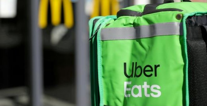 Denuncian que Uber Eats está enviando contratos en fraude a sus repartidores para intentar esquivar la relación laboral