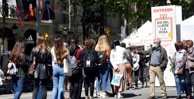 La ilusión de Sant Jordi vuelve a llenar el centro de Barcelona