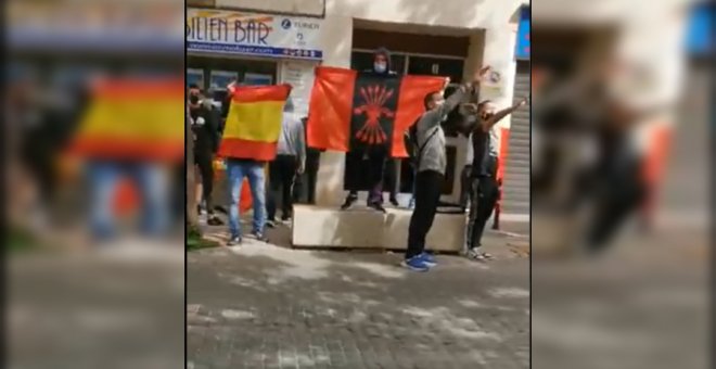 Un grupo de fascistas insulta a Rufián y hace el saludo nazi en la presentación de su libro en Dènia