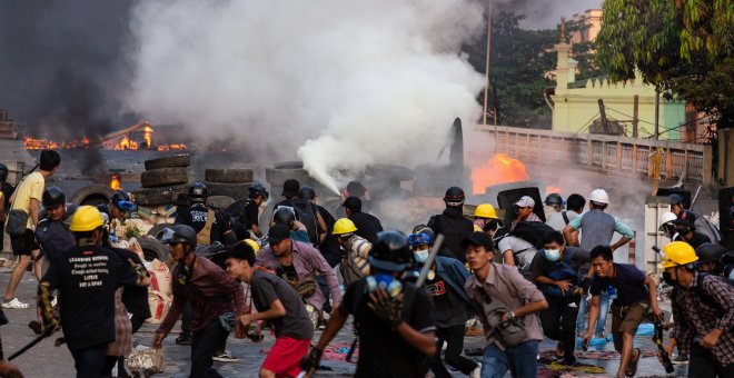 La junta militar birmana acusa de asesinato a un líder de las protestas