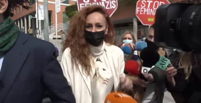 Asociaciones machistas insultan a Rocío Carrasco a su llegada a los juzgados por una nueva demanda interpuesta por su exmarido