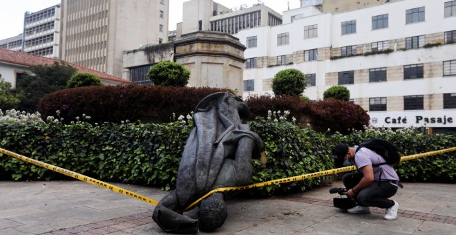 Varias personas indígenas derriban la estatua de Jiménez de Quesada, el fundador de Bogotá