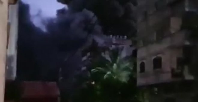 Bombas israelíes derriban un edificio de viviendas en Gaza