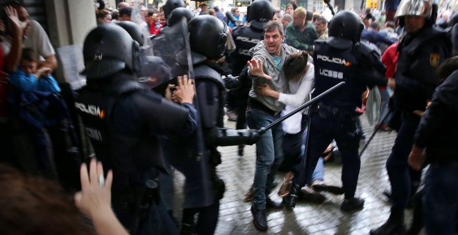 La Audiencia de Barcelona envía a juicio a 46 policías por las cargas del 1-O