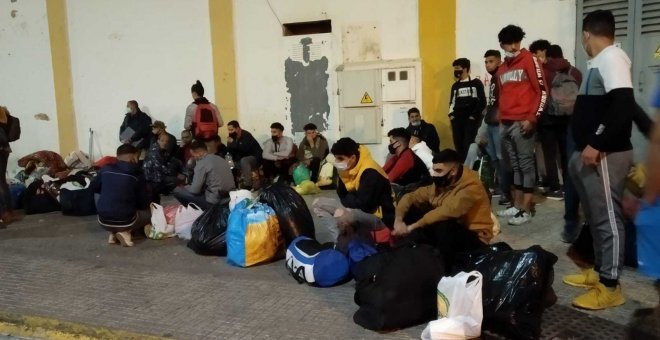 Desalojan a más de 30 ocupantes sin alternativa habitacional del centro de acogida de la Plaza de Toros de Melilla