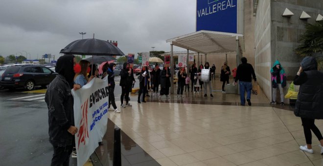 La huelga vuelve a cerrar H&M en Cantabria con el respaldo de toda la plantilla