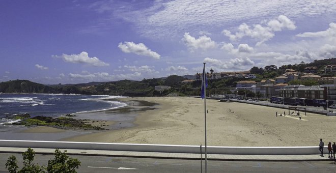 El Ayuntamiento realiza mejoras en su playa, que vuelve a lucir una Bandera Azul