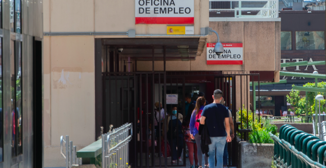 El paro registra su mayor caída mensual en un mes de agosto, con 82.583 desempleados menos