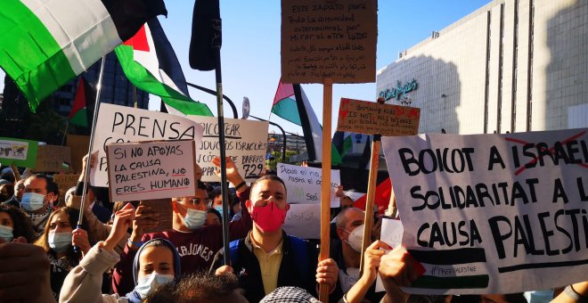 Centenars de persones es concentren davant el consolat d'Israel a Barcelona per demanar la fi dels atacs a Gaza
