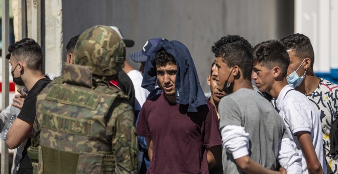 El desengaño tras dos días en Ceuta lleva a cientos de marroquíes a volver a casa