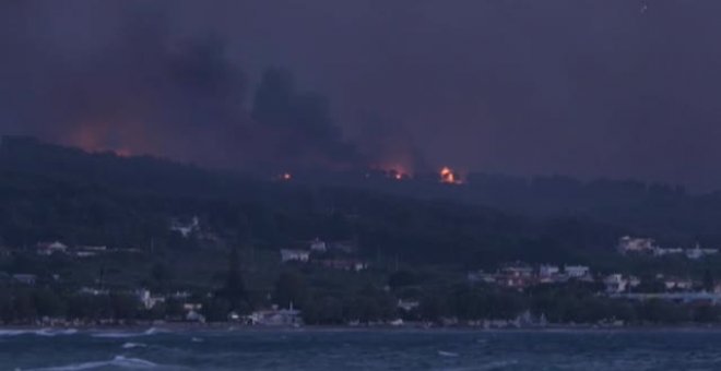 El fuego obliga a evacuar 13 aldeas y 3 monasterios a 40 kilómetros de Atenas
