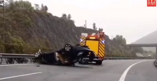 Herido leve el conductor de un coche tras volcar en la A8 en Liendo