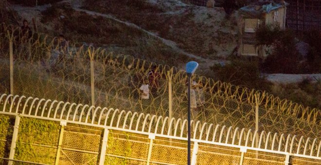 Unos 220 migrantes, 40 de ellos menores, viven en las calles de Melilla