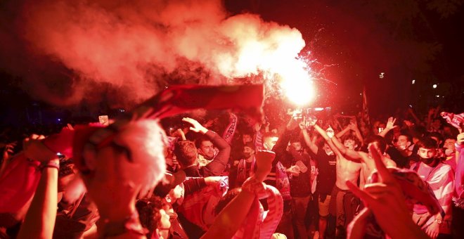 Más de 2.500 hinchas atléticos acudieron a Neptuno este sábado a celebrar la Liga sin cumplir con las medidas sanitarias