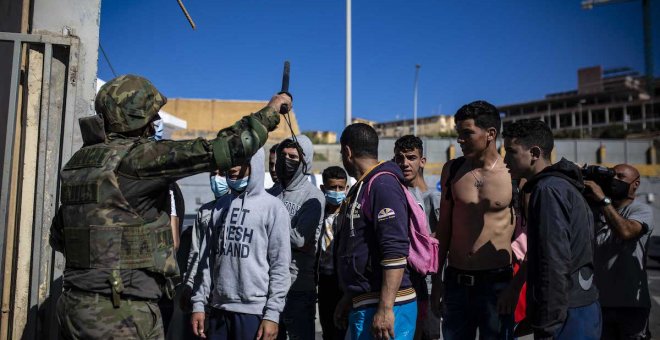 España estudia suprimir el régimen especial y exigir un visado a los marroquíes para entrar en Ceuta y Melilla