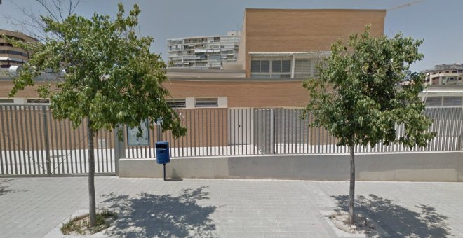 El CEIP Mediterrani d’Alacant es mobilitza contra l’amenaça d’inhabilitació de dues mestres per una errada en una circular