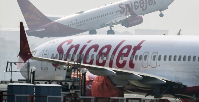 Una pareja celebra su boda en un avión en la India para evitar las restricciones de la covid-19