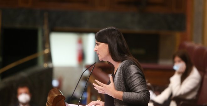 Reciben a Macarena Olona al grito de "fuera fascistas de la universidad" en un acto de la Universidad de Alicante