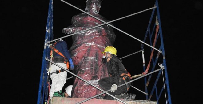 El Gobierno de Colombia retira unas estatuas de Colón e Isabel la Católica después de que una protesta indígena intentara derrumbarlas