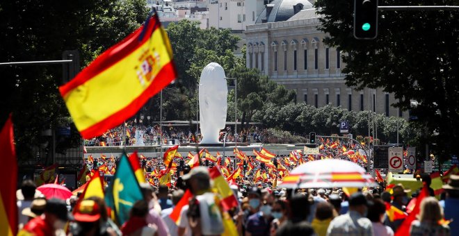 La protesta de Colón contra los indultos eclipsa la presencia de los líderes de la derecha, que evitaron aparecer juntos