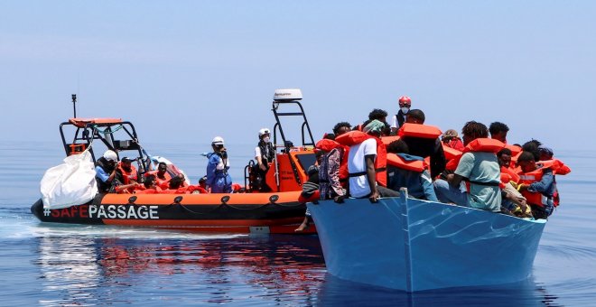 Más de 1.350 migrantes desbordan el centro de acogida de la isla de Lampedusa
