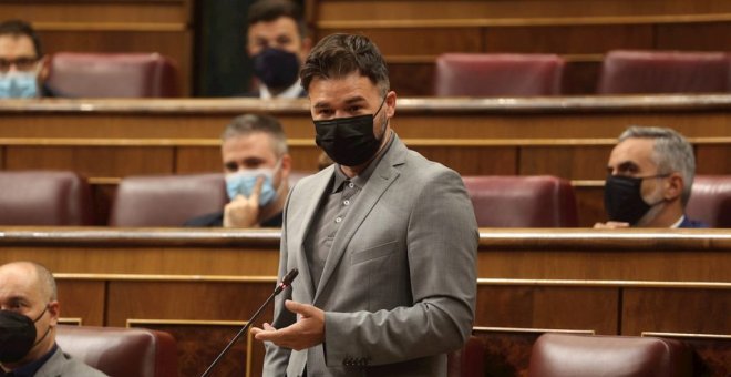 El zasca de Rufián a Casado en su respuesta a Sánchez: "Esto es lo que pasa cuando a uno le regalan un máster"