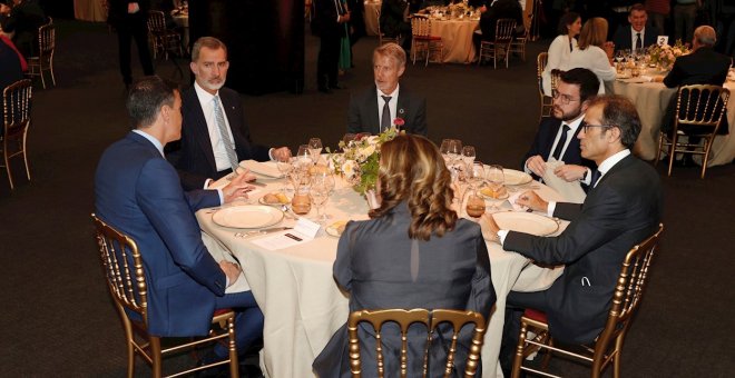 Aragonès cena con el rey y a Sánchez tras haber plantado al monarca en el saludo previo a la cena del Mobile