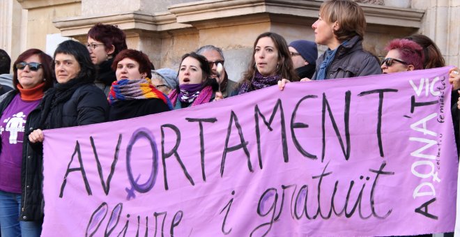 Una de cada tres mujeres paga su aborto en Catalunya pese a ser gratuito por ley