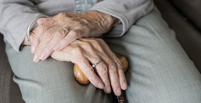 La soledad no deseada: vivir en una cárcel sin barrotes