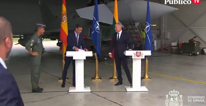 La estrambótica interrupción de la rueda de prensa de Sánchez en Lituania por el despegue de un caza