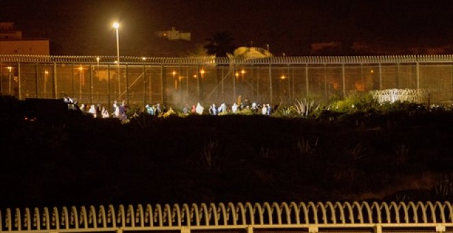 Un grupo de 119 migrantes consigue acceder a España por la valla de Melilla