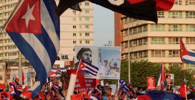 Miles de personas salen a las calles de Cuba para apoyar al Gobierno de Díaz-Canel