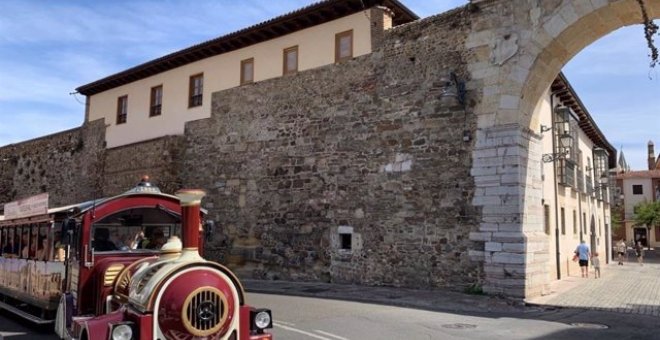 Una ruta en tren turístico para descubrir los secretos de la ciudad de León