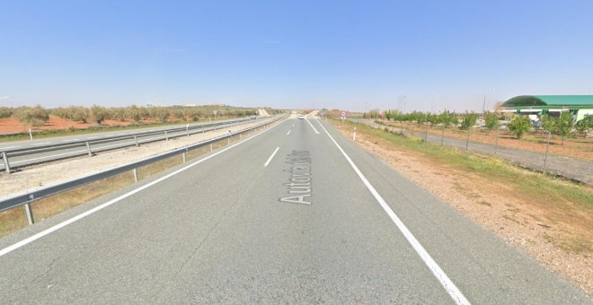 Un accidente entre cinco vehículos en la A-4 obliga a cortar el tráfico en la vía durante más de una hora