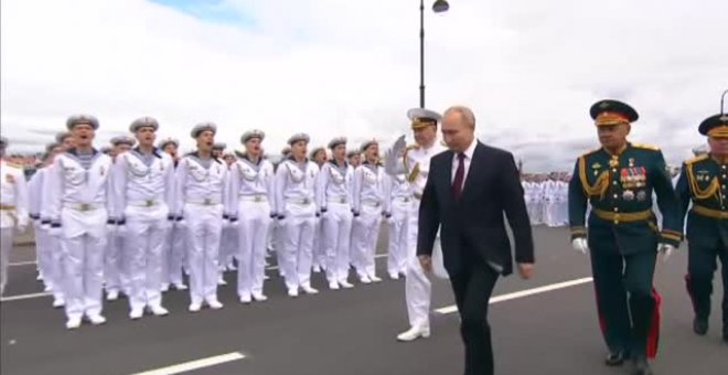 Putin preside el desfile naval con motivo del 325 aniversario de la Armada rusa
