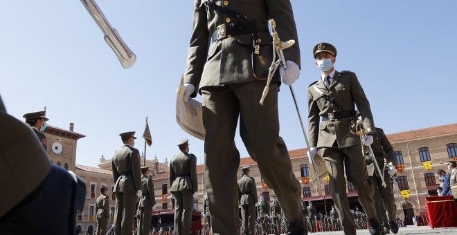 Seis meses de prisión y expulsión para dos aspirantes a soldado que alentaron a "violar en plan manada" a una compañera