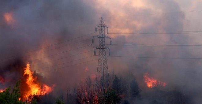 Tres suburbios de Atenas son evacuados por un fuerte incendio