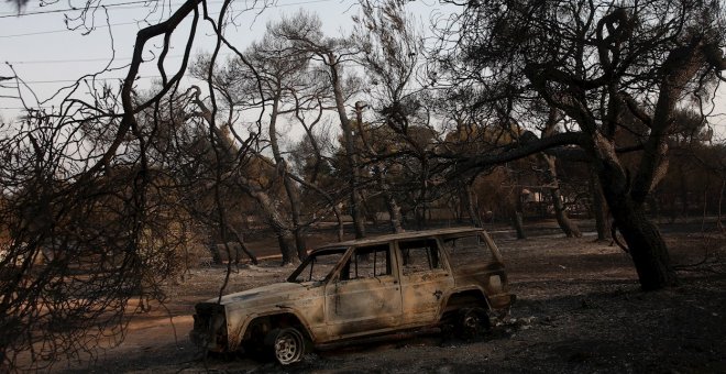 Grecia intenta contener varios incendios en la peor ola de calor de los últimos 40 años