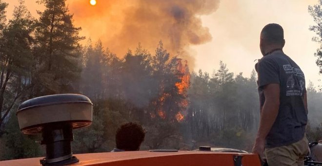 El calor extremo abrasa el Mediterráneo oriental: Grecia y Macedonia del Norte luchan sin cuartel contra el fuego