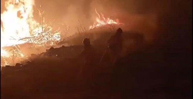 El incendio de El Tiemblo continúa activo dos días después