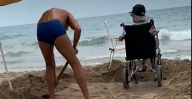 La emotiva acción de un hijo para que su madre acceda a la playa (que esconde una triste realidad)