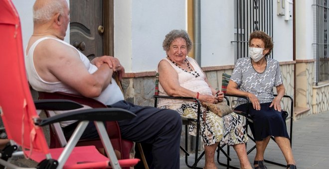 Los vecinos de un pueblo de Cádiz sueñan con convertir las "charlas al fresco" en Patrimonio de la Humanidad