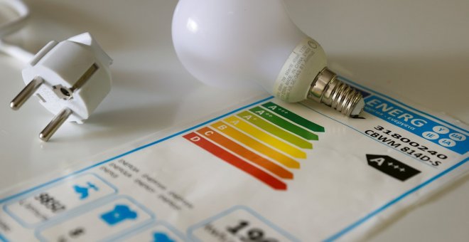 El precio de la luz se toma un leve respiro y baja de los 90 euros/MWh este lunes