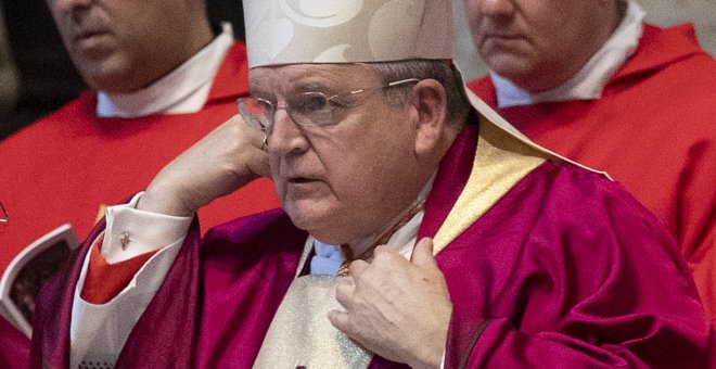 El cardenal antivacunas Raymond Burke se encuentra hospitalizado muy grave tras contagiarse de coronavirus
